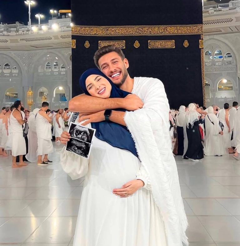 بلوجر تستغل الكعبة في جلسة تصوير مثيرة للجدل