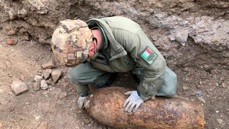 إيطاليا.. تعطُّل حركة القطارات والطيران بعد العثور على قنبلة من الحرب العالمية الثانية  