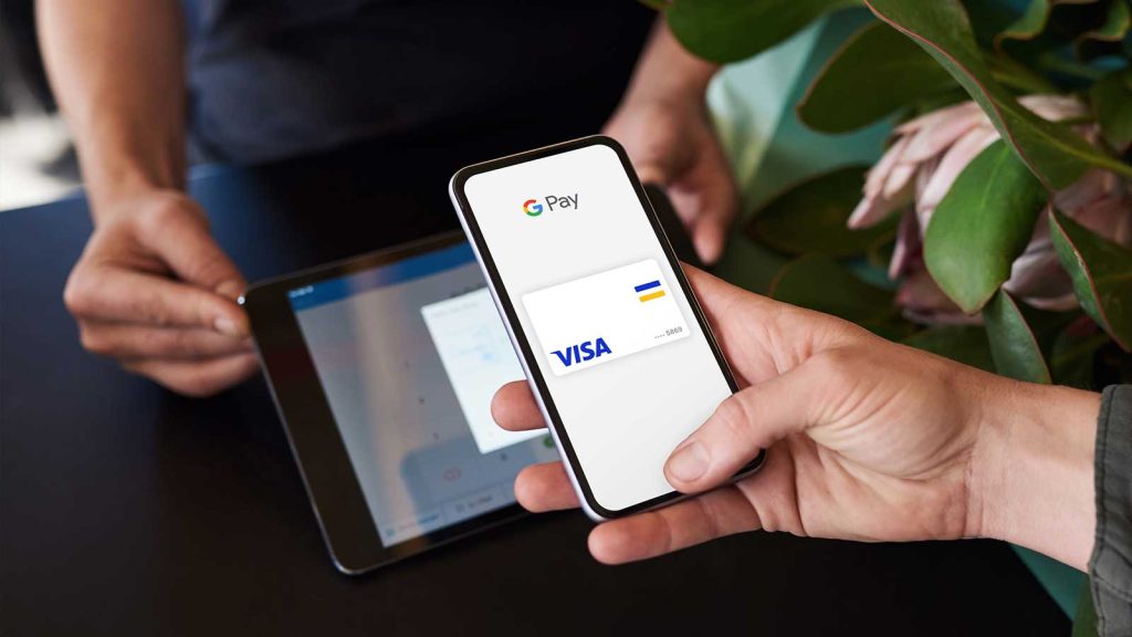 google pay phone 1600x900 1 خيارات دفع متنوعة للمقيمين والمواطنين في السعودية: جوجل باي يوسع المنافسة مع Samsung Pay