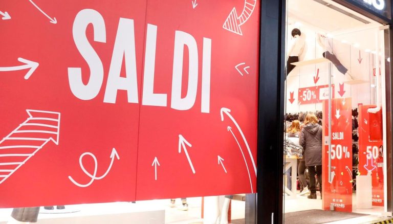 انطلاق موسم تخفيضات الشتاء في إيطاليا لعام 2025.. إليك المواعيد وقواعد الشراء