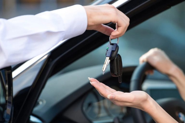 خطوات ورسوم نقل ملكية السيارة في الإمارات.. دليلك الكامل لإتمام الخدمة
