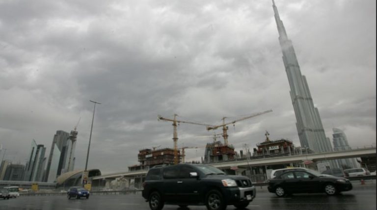 طقس الإمارات: أمطار ورياح نشطة وضباب لمدة 4 أيام
