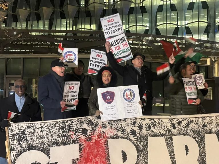 بالصور.. مصريون في بريطانيا يتظاهرون أمام السفارة الأمريكية رفضًا لتهجير الفلسطينيين
