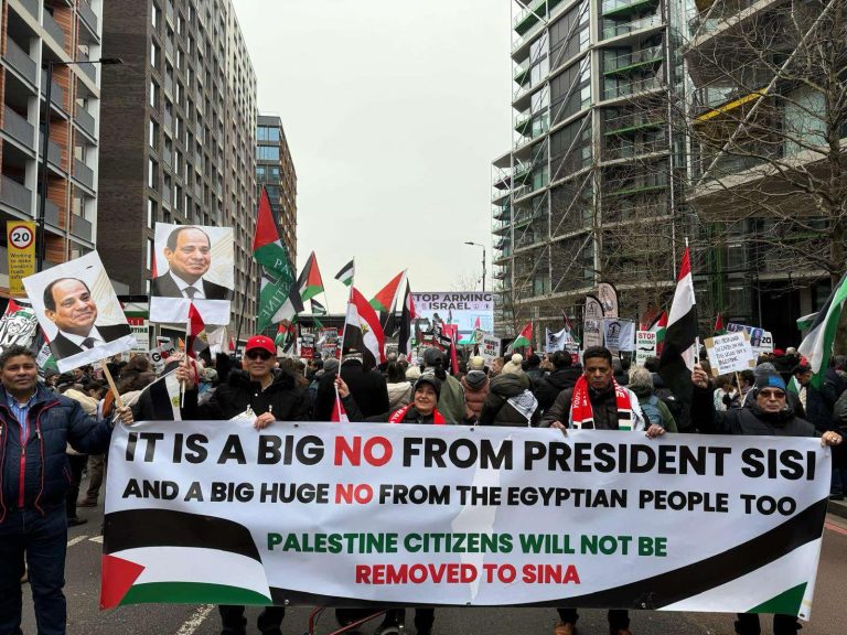 بالصور والفيديو.. مظاهرة حاشدة للمصريين في لندن ضد خطة ترامب لتهجير الفلسطينيين