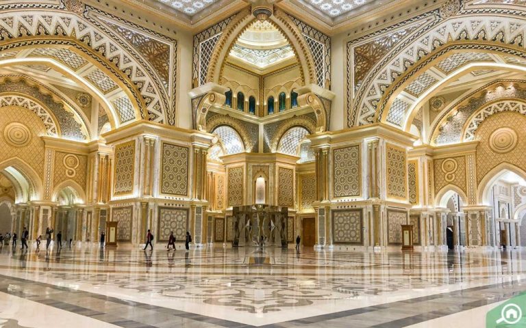بخصم 32%.. تمتع بتجربة ترفيهية مميزة داخل قصر الوطن بأبو ظبي وإطلاق تجربة الصقور مجانًا للضيوف