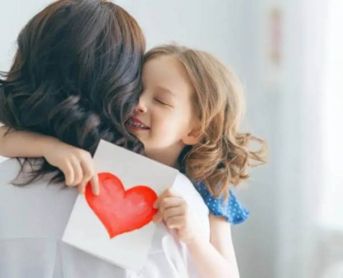 أجمل رسائل تهنئة عيد الأم 2025 وأرق عبارات المعايدة للأمهات والحماة Happy mothers day 