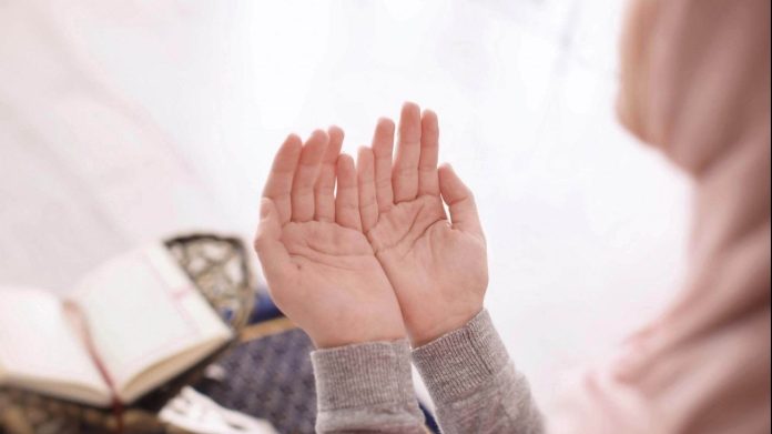 ولد صالح يدعو له.. أجمل أدعية للأم المتوفية في شهر رمضان
