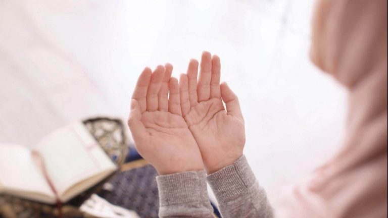 ولد صالح يدعو له.. أجمل أدعية للأم المتوفية في شهر رمضان الكريم