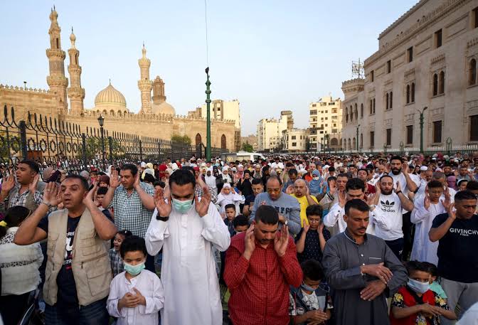 بتوقيت القاهرة.. موعد صلاة عيد الفطر المبارك 2025 في مصر وصيغة تكبيرات العيد الشافعية مكتوبة
