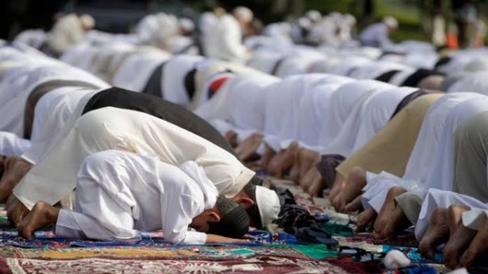 طريقة أداء صلاة عيد الفطر في المنزل وصيغة تكبيرات العيد