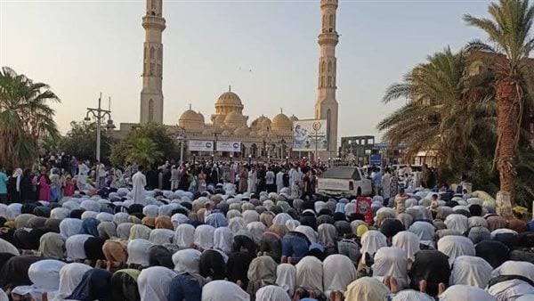 بتوقيت القاهرة.. موعد صلاة عيد الفطر 2025 في مصر بجميع المحافظات وموعد إجازة العيد الرسمية 