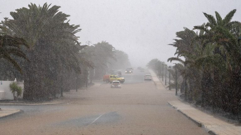 عاصفة «أوليفييه» تُغرق لانزاروت.. أمطار غزيرة تُعطل الحياة بجزر الكناري الإسبانية