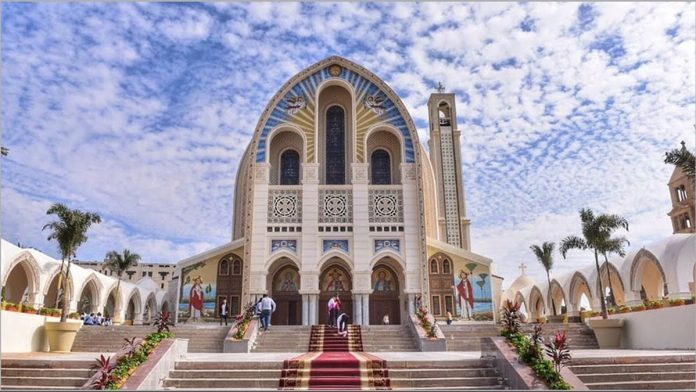 موعد عيد القيامة 2025.. متى يحتفل به المسيحيون في الكنائس الشرقية والغربية وطقوس الاحتفال؟