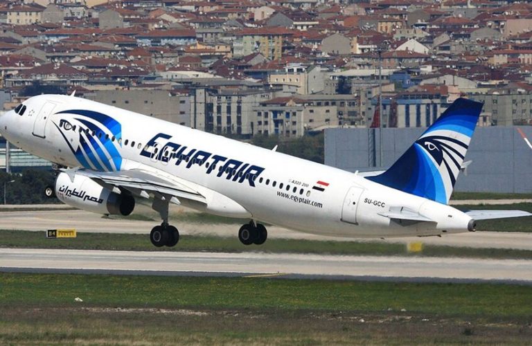بيان عاجل من مصر للطيران بعد حادث اصطدام حافلة ركاب بعمود إنارة في مطار القاهرة