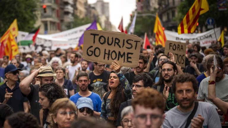 أزمة السكن تتفاقم في إسبانيا.. متظاهرون في برشلونة يرشون السياح بالماء احتجاجًا على السياحة المفرطة