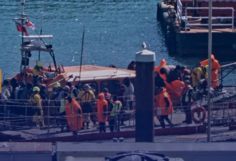 بريطانيا تدرس ترحيل مهاجرين غير شرعيين مقابل استقبال لاجئين من فرنسا.. التفاصيل