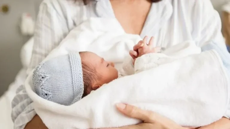 الجزائر: عطلة أمومة حتى 5 أشهر وتعويض كامل عن الأجر بقانون التأمينات الجديد
