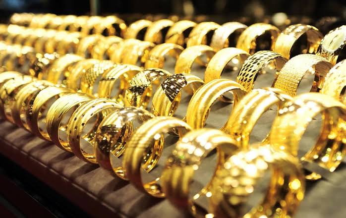 سعر الذهب اليوم عيار 21 الآن 2025 في مصر.. أسباب انخفاض أسعار الذهب محليًا وعالميًا