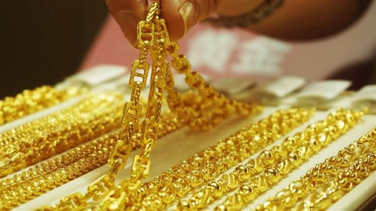 سعر الذهب اليوم عيار 21 الآن 2025 في مصر.. أسباب انخفاض أسعار الذهب محليًا وعالميًا