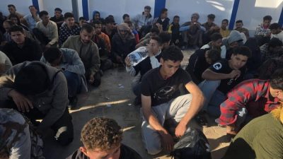 فيديو صادم| شاهد لحظة تحرير 140 مهاجرًا مصريًا غير شرعي من مخازن احتجاز في ليبيا (صور) 3 فيديو صادم| شاهد لحظة تحرير 140 مهاجرًا مصريًا غير شرعي من مخازن احتجاز في ليبيا (صور) مهاجرًا