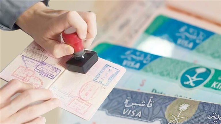 لتجنب الغرامات.. 7 خطوات لتمديد تأشيرة الزيارة المنتهية في السعودية عبر “أبشر” قبل انتهاء المهلة