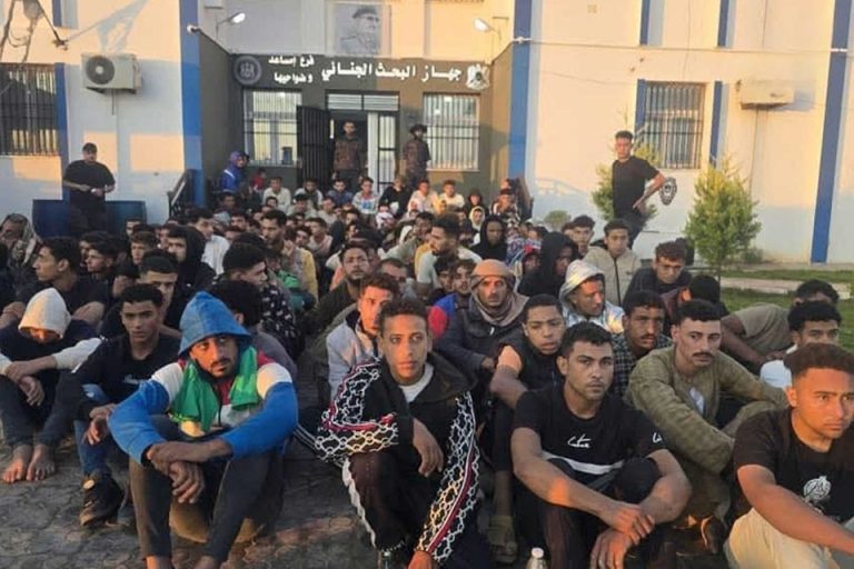فيديو صادم| شاهد لحظة تحرير 140 مهاجرًا مصريًا غير شرعي من مخازن احتجاز في ليبيا (صور)