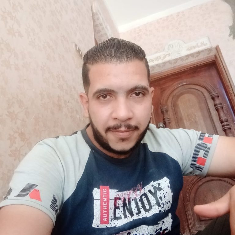 “بقيت في الشارع”.. مصري يستغيث من كفيله السعودي: هددني بالقتل وطردني من العمل والبيت