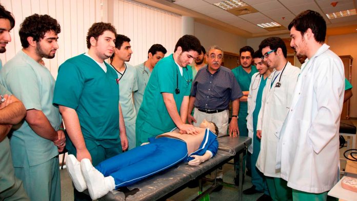 قائمة مصاريف كلية الطب البشري في الجامعات الخاصة والأهلية 2025 ومؤشرات الحد الأدنى لتنسيق القبول