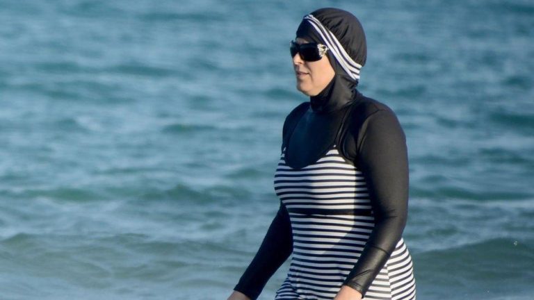 القضاء الفرنسي ينتصر لـ «البوركيني».. حكم بإلغاء حظر ارتداء “المايوه الإسلامي” بالريفييرا