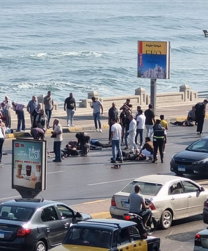 فيديو حادث كورنيش الشاطبي بالإسكندرية.. كيف حولت صورة تذكارية رحلة المصيف إلى كابوس؟