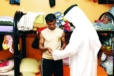 غرف مشتركة وحرارة خانقة والخصوصية مجرد حلم.. كيف يعيش العمال المصريون في الخليج؟ 7 غرف مشتركة وحرارة خانقة والخصوصية مجرد حلم.. كيف يعيش العمال المصريون في الخليج؟ الخليج