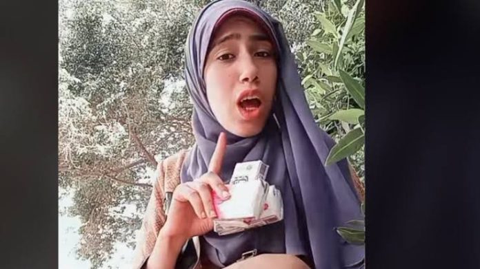 بعد القبض على علياء قمرون.. من هي علياء مناديل وسبب القبض عليها وتبرأ والدها منها؟