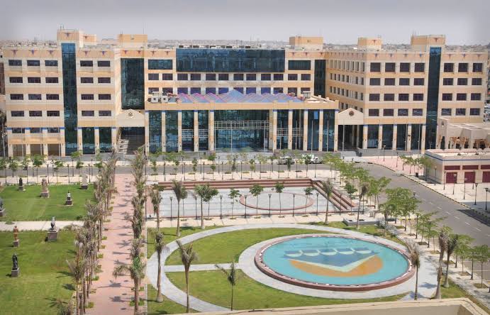 قائمة مصاريف جامعة 6 أكتوبر 2025 وأنظمة السداد والتقسيط..الحد الأدنى للقبول بالكليات في تنسيق الجامعات الخاصة 2025