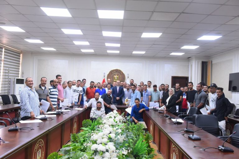 فتح أسواق عمل جديدة أمام العمالة المصرية بالخارج.. وزير العمل يُسلم 93 عقد عمل في البوسنة والإمارات والأردن