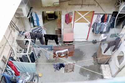 غرف مشتركة وحرارة خانقة والخصوصية مجرد حلم.. كيف يعيش العمال المصريون في الخليج؟ 8 غرف مشتركة وحرارة خانقة والخصوصية مجرد حلم.. كيف يعيش العمال المصريون في الخليج؟ الخليج