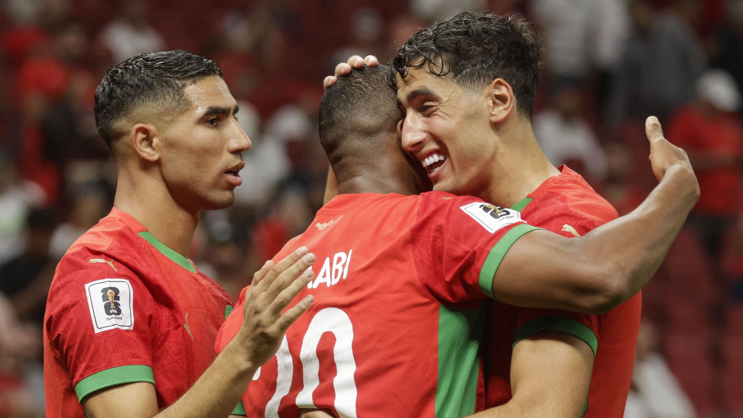 مجموعة مصر.. صدارة رغم التعادلحافظ المنتخب المصري على صدارته للمجموعة الأولى برصيد 20 نقطة بعد تعادله السلبي مع بوركينا فاسو، الذي رفع رصيده إلى 15 نقطة في المركز الثاني. ورغم فقدان "الفراعنة" نقطتين ثمينتين، فإن فرصتهم في التأهل مازالت قائمة بقوة، خاصة مع تبقي جولتين فقط على ختام المشوار. مجموعة السنغال.. انقلاب في الترتيب شهدت المجموعة الثانية واحدة من أبرز مفاجآت الجولة، حيث قلب منتخب السنغال تأخره أمام الكونغو الديمقراطية إلى فوز مثير 3-2، ليتصدر الترتيب بـ18 نقطة، متقدمًا بفارق نقطتين فقط عن الكونغو، لتشتعل المنافسة حتى الجولة الأخيرة. تونس تحسم موقفها في المجموعة الثامنة، خطف المنتخب التونسي الأضواء بعدما رفع رصيده إلى 22 نقطة، ليحسم تقريبًا بطاقة التأهل قبل جولتين من النهاية، مستفيدًا من اتساع الفارق مع ناميبيا صاحبة المركز الثاني. المغرب يواصل الإبداع جدول ترتيب مجموعات تصفيات كأس العالم أفريقيا 2026 وفرص المنتخبات العربية في التأهل صراع مفتوح في باقي المجموعات في المجموعة السادسة، مازال الصراع محتدمًا بين ساحل العاج (19 نقطة) وغابون (18 نقطة). الجزائر تتصدر مجموعتها السابعة برصيد 19 نقطة، لكن أوغندا وموزمبيق يترقبان أي تعثر. جنوب أفريقيا نجحت في اعتلاء صدارة المجموعة الثالثة بـ17 نقطة، تاركة نيجيريا في موقف حرج بـ11 نقطة فقط. في المجموعة التاسعة، اقتربت غانا من خطف بطاقة التأهل بعد وصولها إلى 19 نقطة، متقدمة على مدغشقر وجزر القمر.